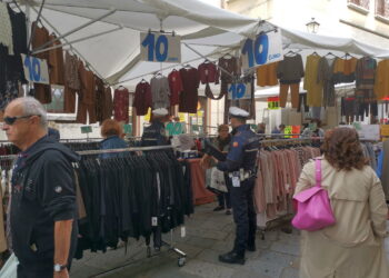 Controlli della polizia locale: scattano sanzioni per 16 ambulanti