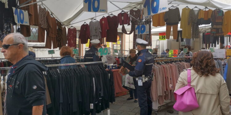 Controlli della polizia locale: scattano sanzioni per 16 ambulanti