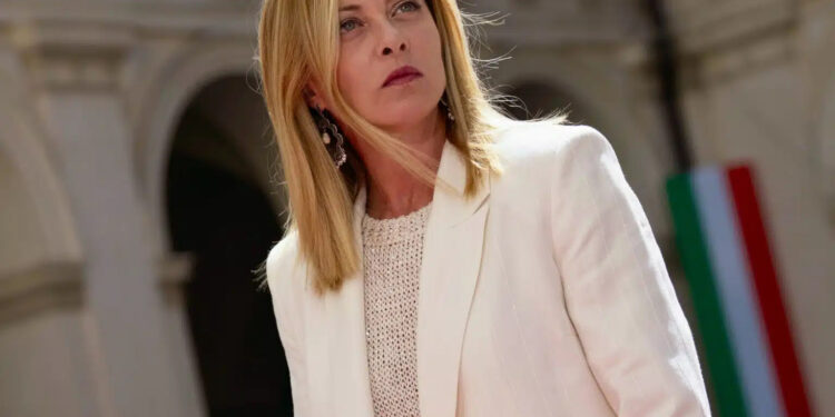 Auto, Meloni e altri leader a Ue: “Riconoscere ibride e biocarburanti dopo 2035”