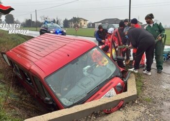 Furgone per disabili finisce fuori strada: feriti la conducente e due utenti