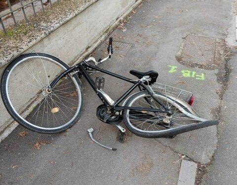 Non dà la precedenza: ciclista 76enne investito da un’automobile