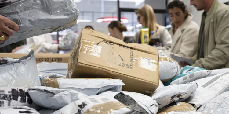 Dazio di 3 euro sui pacchi extra Ue da 1 luglio 2026. Italia anticipa a 1° gennaio