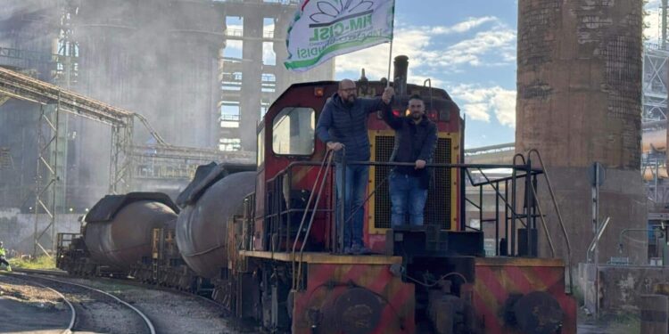 Ex Ilva, è sciopero a oltranza. Sindacati scrivono a Meloni: “Ci convochi subito”