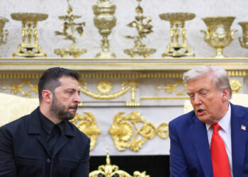 Ucraina, Zelensky: “Usa vogliono ritiro dal Donbass, ma serve un referendum”. Trump ‘frustrato’