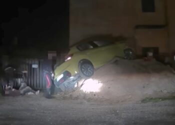 Fugge a tutta velocità dai Cc e poi si schianta con l’auto