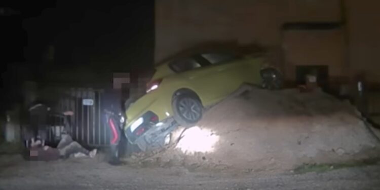 Fugge a tutta velocità dai Cc e poi si schianta con l’auto