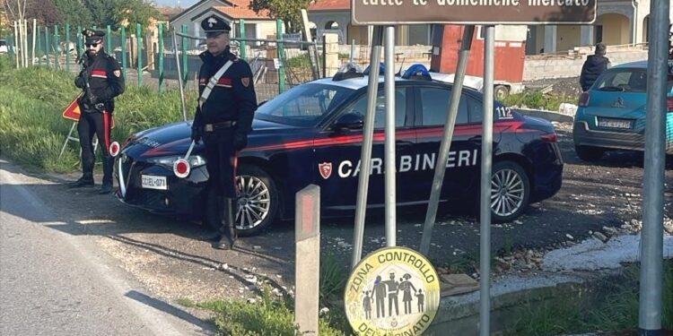 Un 15enne picchiato da sei coetanei che gli rubano l’astuccio e gli spaccano il telefono