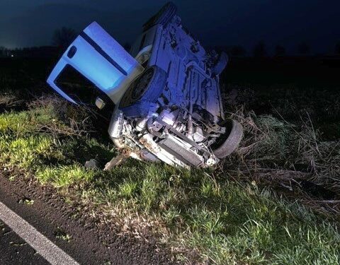 Fuori strada con il furgone che finisce ruote all’aria: paura per un 30enne