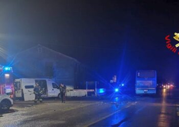 Terribile schianto autobus-furgone-automobile: muore un 50enne
