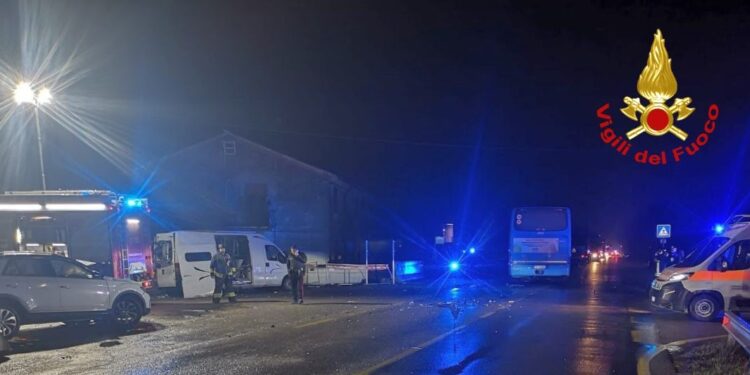 Terribile schianto autobus-furgone-automobile: muore un 50enne