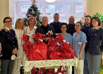 Un po’ di gioia per i bambini ricoverati: la polizia porta in Pediatria i doni