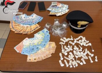 Beve birra mentre guida e i Cc fermano l’auto: a bordo c’è un carico di stupefacenti