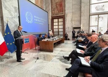 Tavolo auto, Urso: Servono subito cambiamenti. Stellantis conferma piani, allarme sindacati