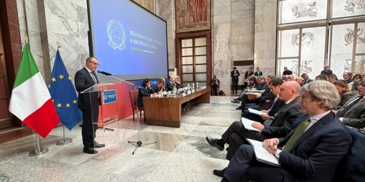 Tavolo auto, Urso: Servono subito cambiamenti. Stellantis conferma piani, allarme sindacati