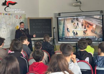 I CARABINIERI DIVENTANO DOCENTI PER UN GIORNO INCONTRANDO GLI STUDENTI DELL’ISTITUTO COMPRENSIVO
