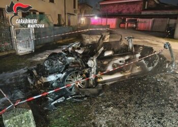 Paura nella notte: auto divorata dalle fiamme nel cortile del condominio
