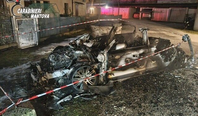 Paura nella notte: auto divorata dalle fiamme nel cortile del condominio