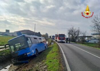 Autobus carico di studenti finisce fuori strada: tre finiscono in ospedale