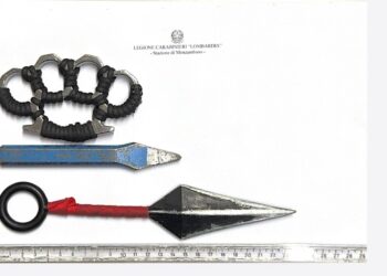 Nello zaino di scuola scalpello, pugnale e tirapugni