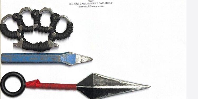 Nello zaino di scuola scalpello, pugnale e tirapugni