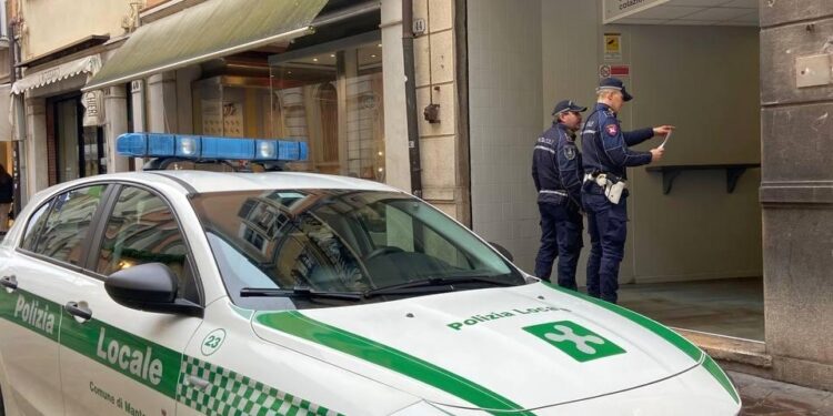 In giro in città con un coltello: pizzicato e denunciato dalla polizia locale