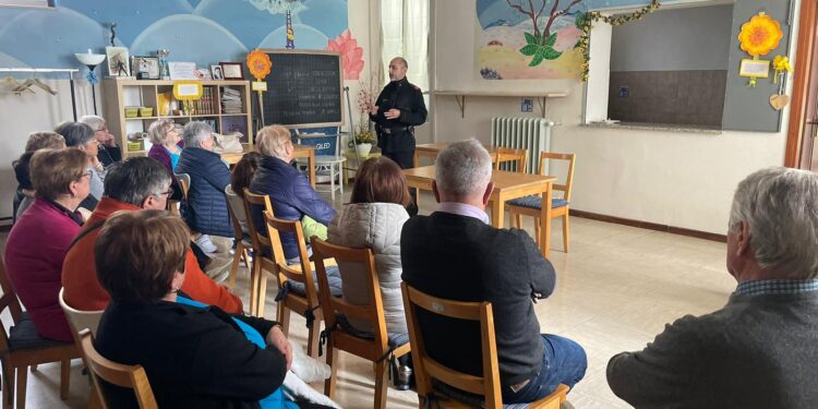 I carabinieri incontrano gli anziani contro truffe e raggiri