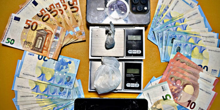 I Cc vanno a casa del 16enne per portarlo in comunità e trovano la droga: arrestato