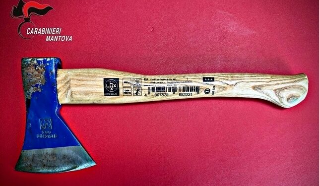 I Cc lo fermano e lui si dà alla fuga per 10 km, poi i militari scoprono che in auto aveva un’accetta