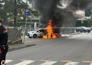 Paura a Castiglione: due auto vanno a fuoco vicino alla scuola elementare