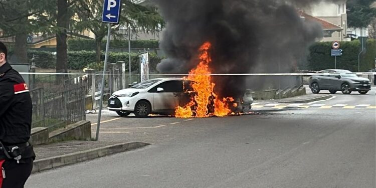 Paura a Castiglione: due auto vanno a fuoco vicino alla scuola elementare