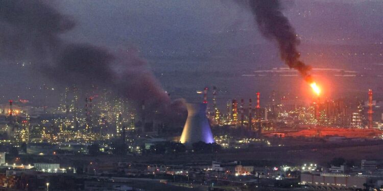 Iran, ucciso Larijani. In Usa lascia il capo dell’antiterrorismo, Trump: “Sono felice, era debole”