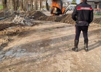 Un’automobile va a fuoco: paura in un cantiere a Castel Goffredo