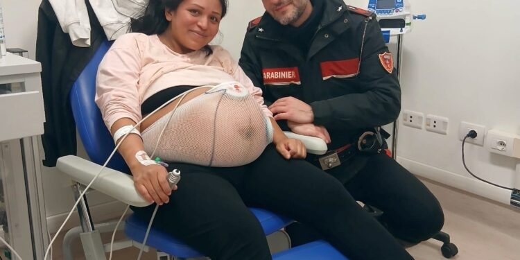 Sta per partorire: scortata in auto dai carabinieri da Motteggiana al Poma