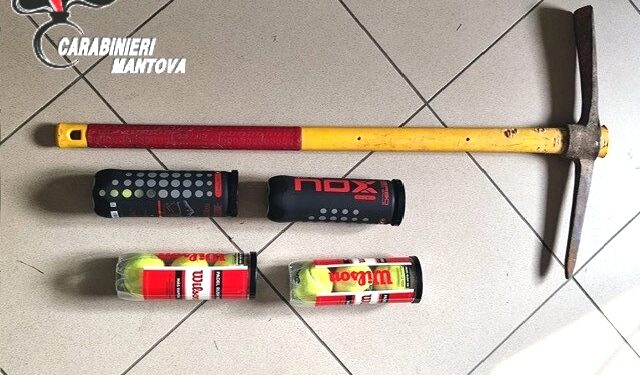 Banda di ragazzini assalta l’associazione a picconate per rubare merendine e coca cola\