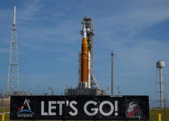 L’umanità torna verso la Luna, al via la missione Artemis 2. Urso: “Momento storico”