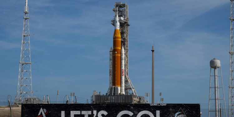 L’umanità torna verso la Luna, al via la missione Artemis 2. Urso: “Momento storico”