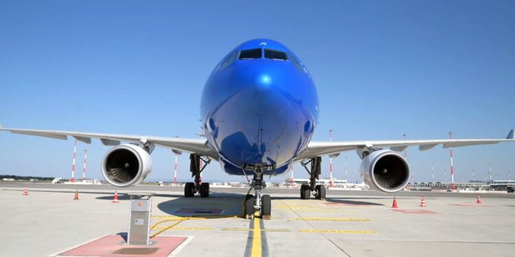 Scorte jet fuel ai minimi da 6 anni. Ma Ue assicura: “Nessuna carenza”