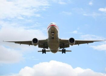 Iran, allarme carburanti in aeroporti Ue: “Rischio stop in 3 settimane”. Attesi colloqui in Pakistan