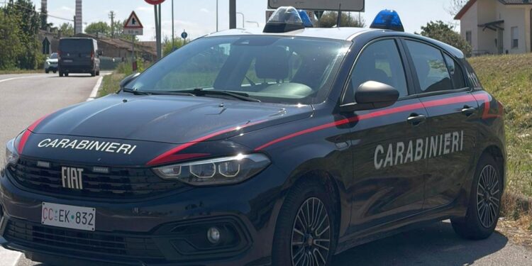 Il barista gli rifiuta l’alcol: devasta il locale e minaccia passanti e carabinieri