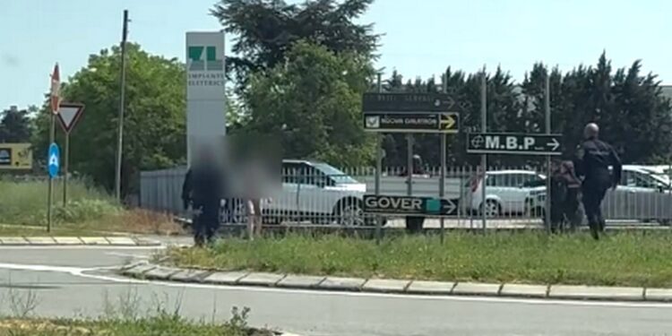 Pretende il pagamento di una prova di lavoro, poi se la prende con i Cc e li colpisce a sassate