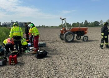 Si ribalta con il trattore nei campi: muore agricoltore 68enne