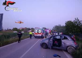 Schianto tra due auto durante il sorpasso: grave un 47enne