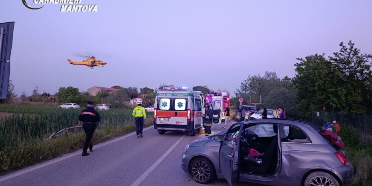 Schianto tra due auto durante il sorpasso: grave un 47enne