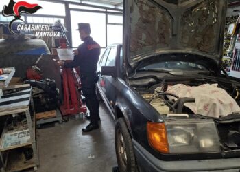 Un’officina nel garage, ma era tutto abusivo: scatta la denuncia per un 64enne