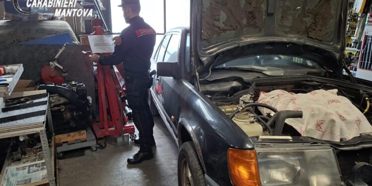 Un’officina nel garage, ma era tutto abusivo: scatta la denuncia per un 64enne