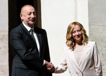 Meloni a Baku per forniture gas e petrolio: “Avanti con la diplomazia dell’energia”