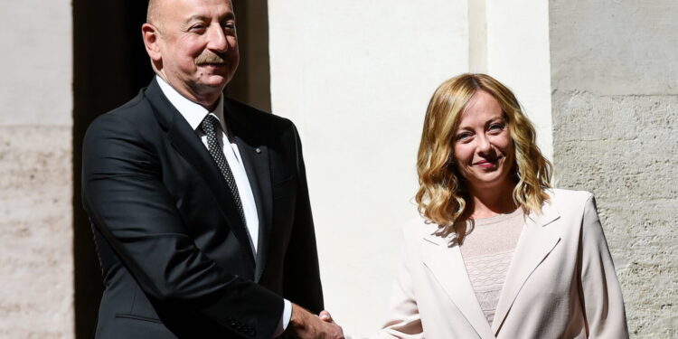Meloni a Baku per forniture gas e petrolio: “Avanti con la diplomazia dell’energia”