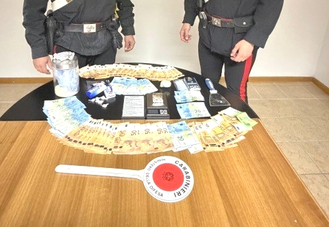 Cocaina, hashish, 5mila euro in contanti: un 34enne finisce in carcere