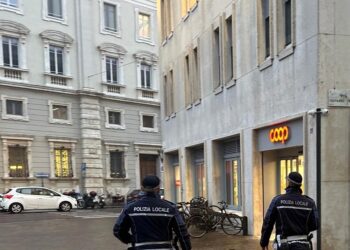 Tenta il furto alla Coop di piazza Martiri: bloccato dal vigilante