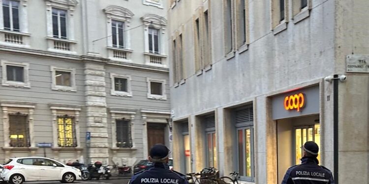 Tenta il furto alla Coop di piazza Martiri: bloccato dal vigilante